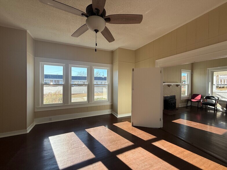 More Photos Of 402 College St, Clinton Office For Sale