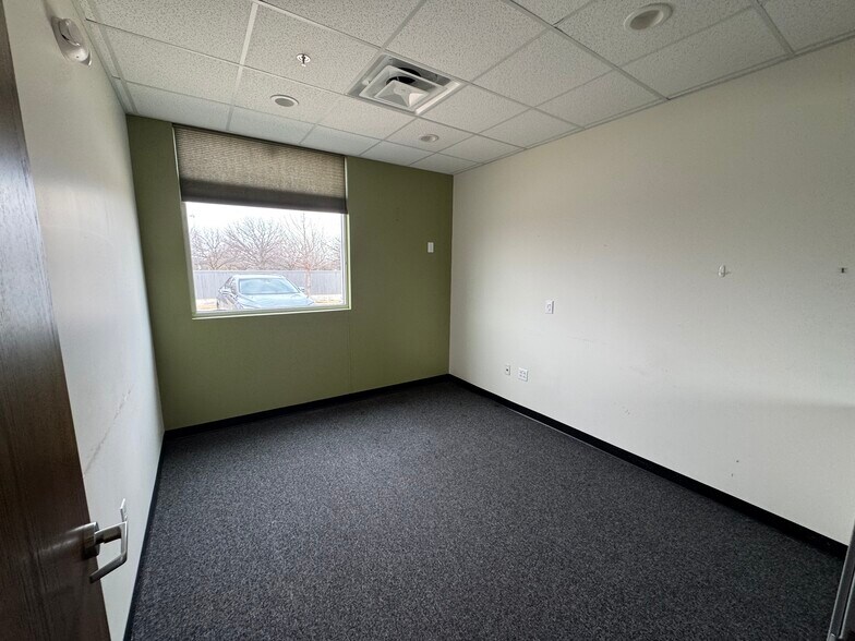 More Photos Of 3050 S Center St, Arlington Medical For Lease