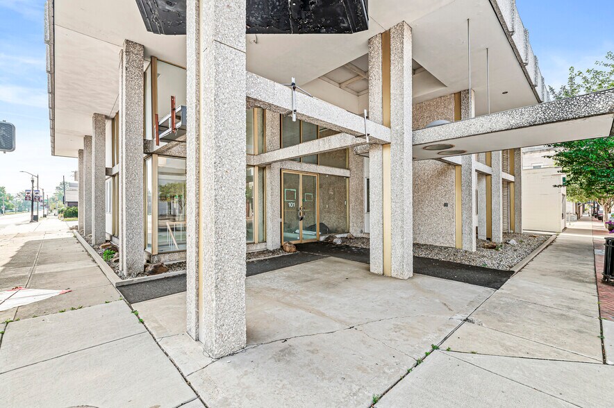 More Photos Of 101 S Anderson St, Elwood Restaurant For Sale