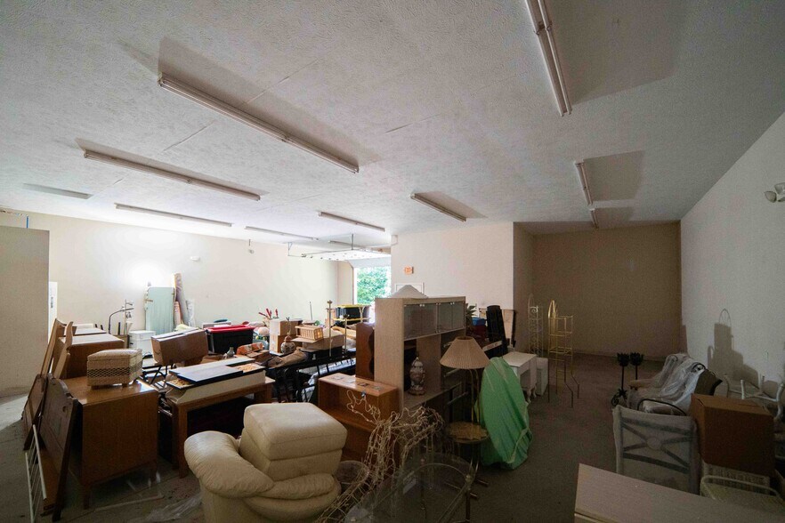 More Photos Of 3375 Blackmore Rd, Perry Light Manufacturing For Sale