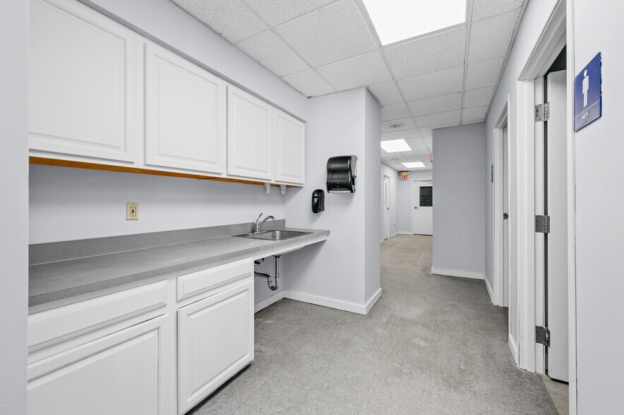 More Photos Of 2291 Traversefield Dr, Traverse City Manufacturing For Lease