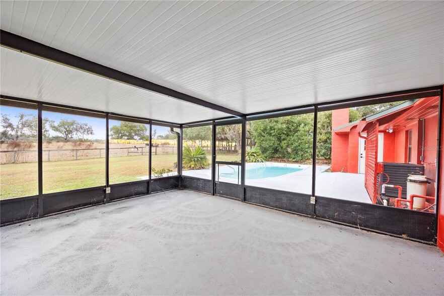 More Photos Of 274 W Kings Hwy, Center Hill Flex For Sale