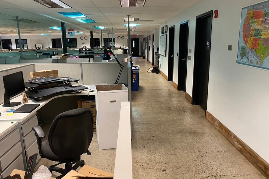 More Photos Of 4949 S MacAdam Ave, Portland Loft Creative Space For Sale