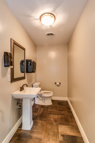 More Photos Of 1320 E Columbia Ave, Battle Creek Manufacturing For Sale