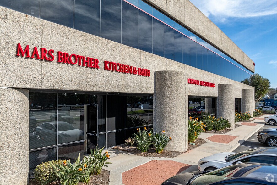 More Photos Of 1451 Edinger Ave, Tustin Showroom For Lease