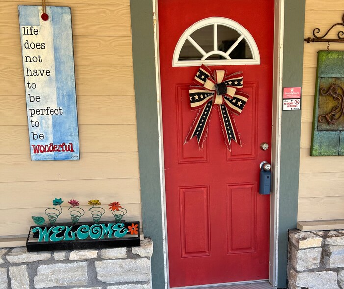 More Photos Of 1031 W Pearl St, Granbury Office Residential For Lease