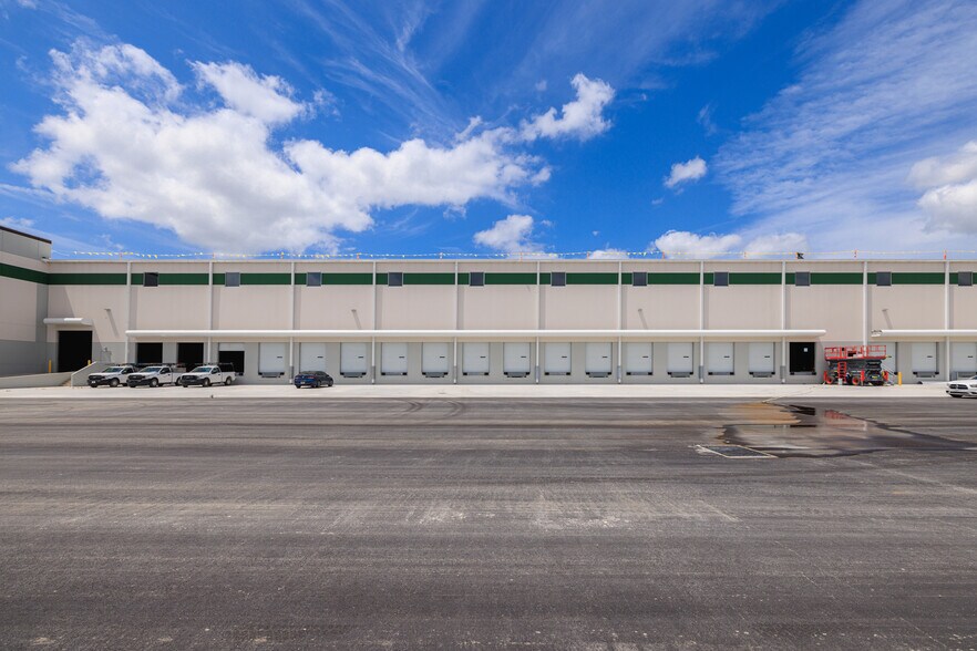 More Photos Of 2550 American Way, Groveland Distribution For Lease