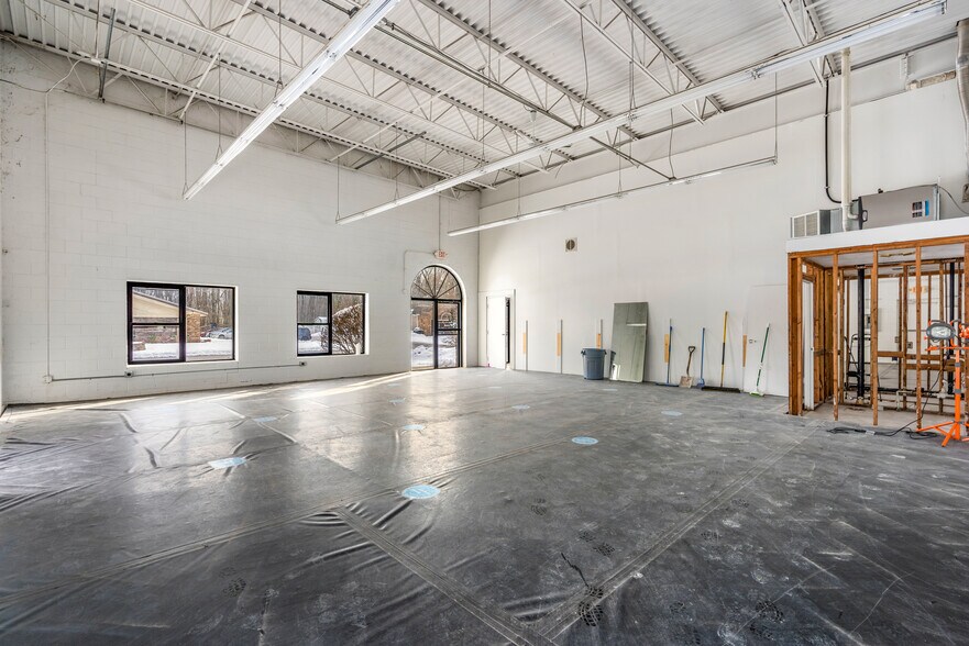 More Photos Of 34 Patria Rd, South Windsor Flex For Lease