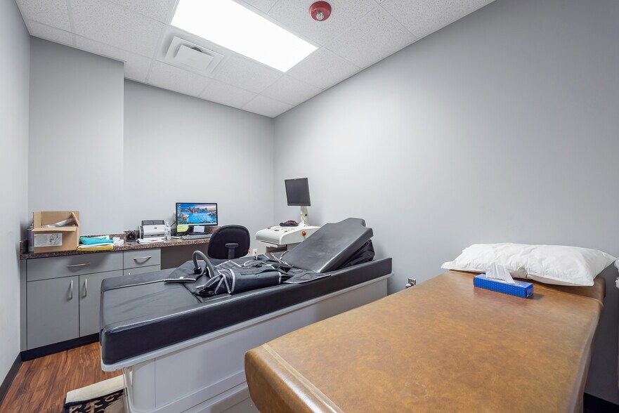 More Photos Of 107 Woodlawn Dr, Friendswood Medical For Sale