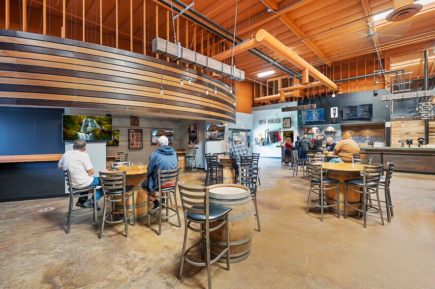 More Photos Of 692-694 Rancheros Dr, San Marcos Showroom For Lease