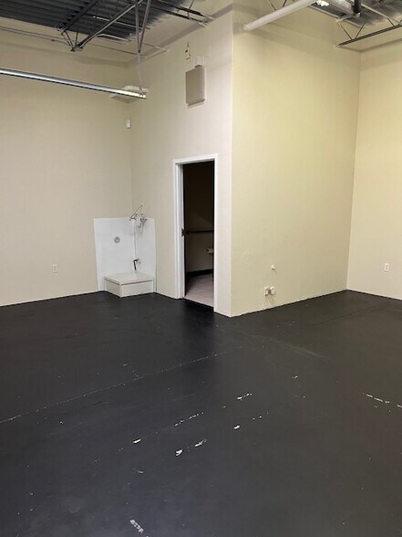 More Photos Of 11601 Pellicano Dr, El Paso Unknown For Lease