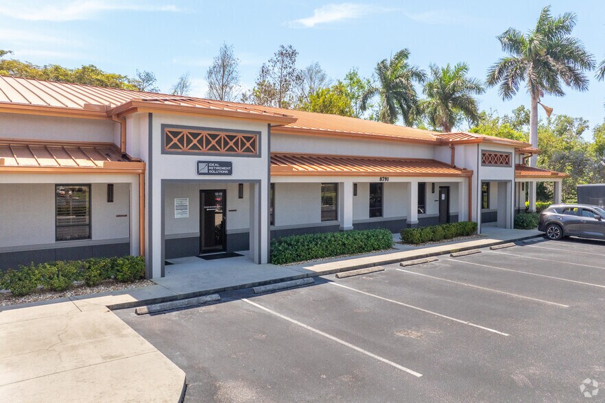 More Photos Of 8791 Conference Dr, Fort Myers Office For Lease