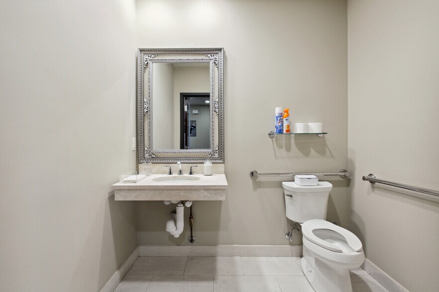 More Photos Of 6050 Pontchartrain Blvd, New Orleans Office For Lease