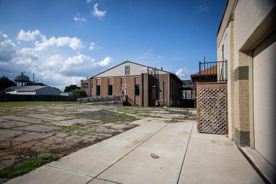 More Photos Of 1442 N Memorial Dr, Racine Office For Sale