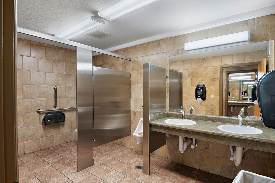 More Photos Of 220-222 W 2nd St, Pueblo Light Manufacturing For Lease