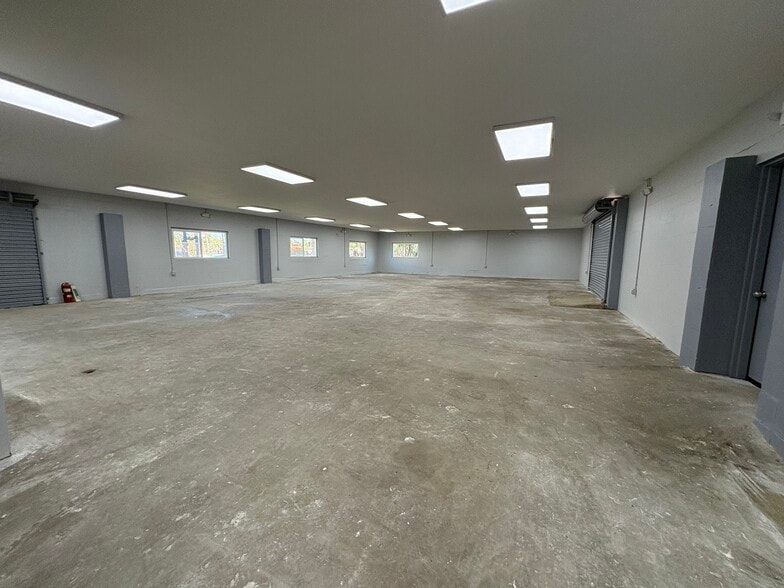 More Photos Of 18252 E Colonial Dr, Orlando Light Distribution For Lease