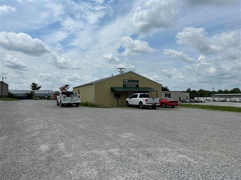 Primary Photo Of 407 Commerce St, Bowling Green Flex For Sale