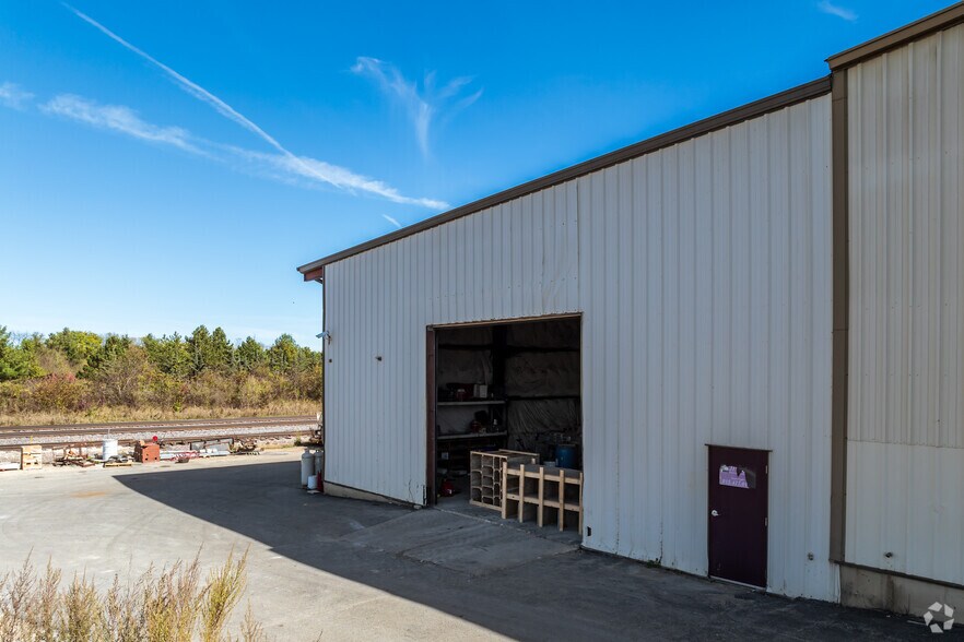 More Photos Of 8550 Ridgefield Rd, Crystal Lake Warehouse For Lease