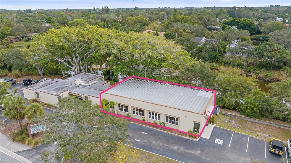 More Photos Of 3205 Southgate Cir, Sarasota Office For Sale