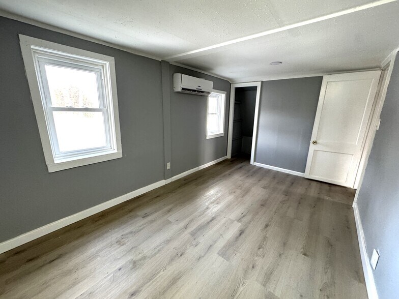 More Photos Of 35 Neslo Dr, Nesconset Flex For Lease