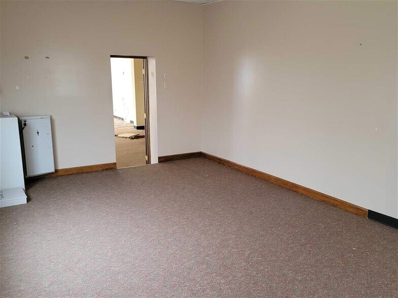 More Photos Of 3646 E Main St, Richmond Freestanding For Lease