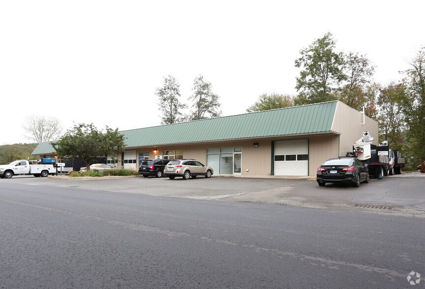 More Photos Of 500-580 Industrial Park Rd, Deep River Warehouse For Lease