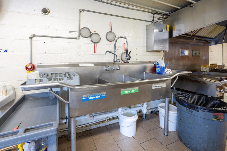 More Photos Of 4053 Hwy E, Oak Ridge Storefront For Sale