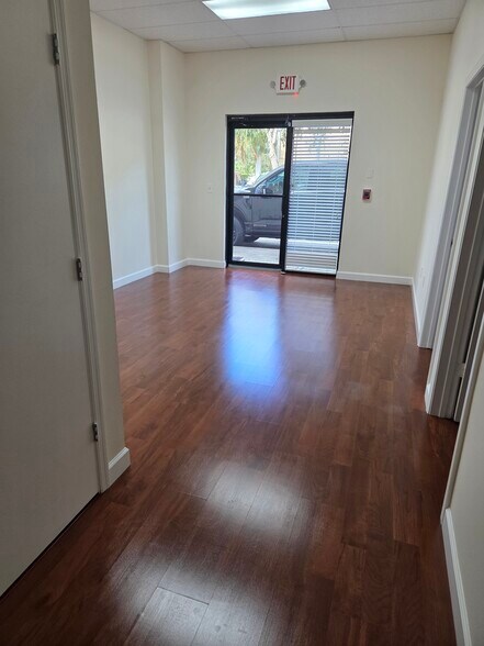 More Photos Of 7345 International Pl, Sarasota Light Manufacturing For Lease