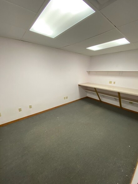 More Photos Of 1918-1928 S Washburn St, Oshkosh Office For Lease