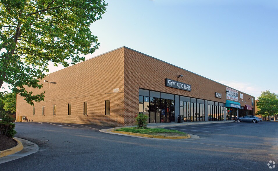 More Photos Of 8196 Terminal Rd, Lorton Showroom For Lease