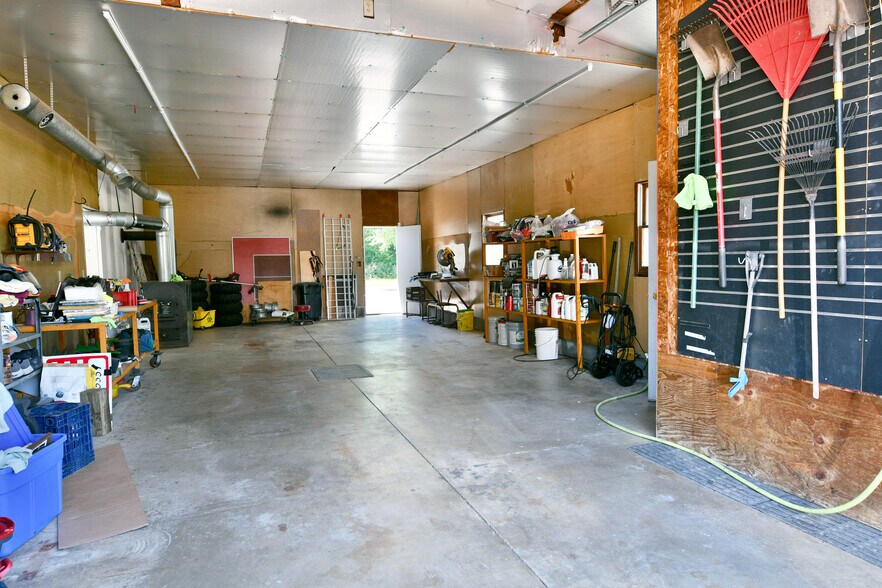 More Photos Of 4085 Herner County Line Rd, Southington Showroom For Sale