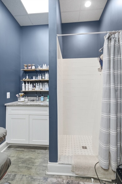 More Photos Of 5472-5486 Southern Maryland Blvd, Lothian Storefront For Sale