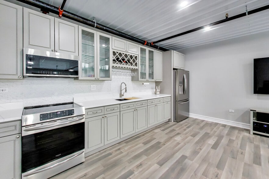 More Photos Of 2244 Ferry Rd, Naperville Flex For Sale