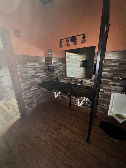 More Photos Of 112 E Cherokee Ave, Enid Manufacturing For Lease