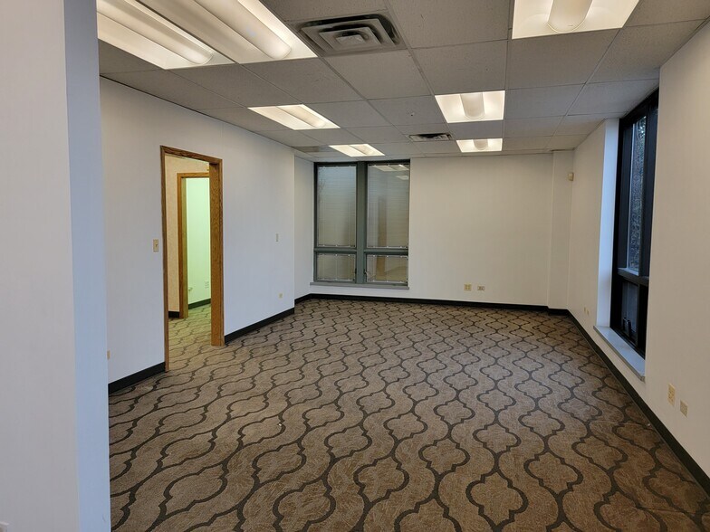 More Photos Of 390 E Devon Ave, Roselle Office For Lease