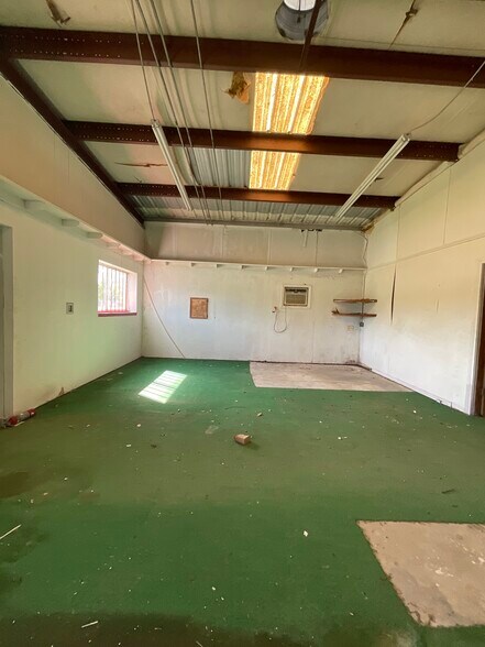 More Photos Of 609 Oak St, La Marque Warehouse For Sale