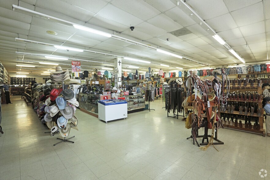 More Photos Of 13030-13190 Veterans Memorial Dr, Houston Unknown For Lease