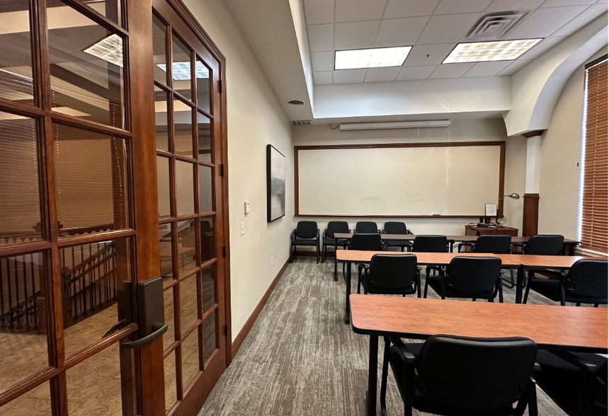 More Photos Of 5032 S Bur Oak Pl, Sioux Falls Office For Lease