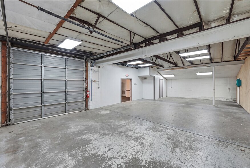More Photos Of 546 Brehl Ave, Columbus Showroom For Lease