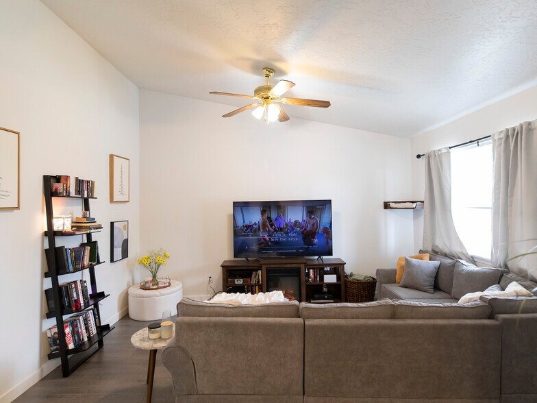 More Photos Of 1163-1165 NW Dogwood Cir, Mountain Home Specialty For Sale