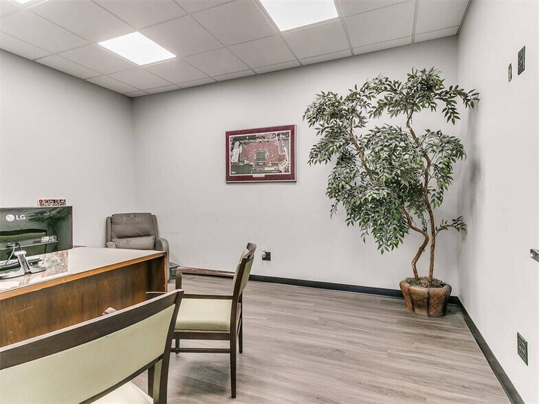 More Photos Of 6625 S Hiwassee Rd, Oklahoma City Showroom For Sale