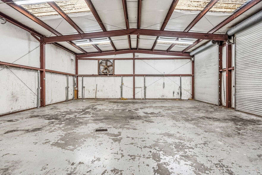 More Photos Of 725 12th St, Vero Beach Auto Repair For Sale