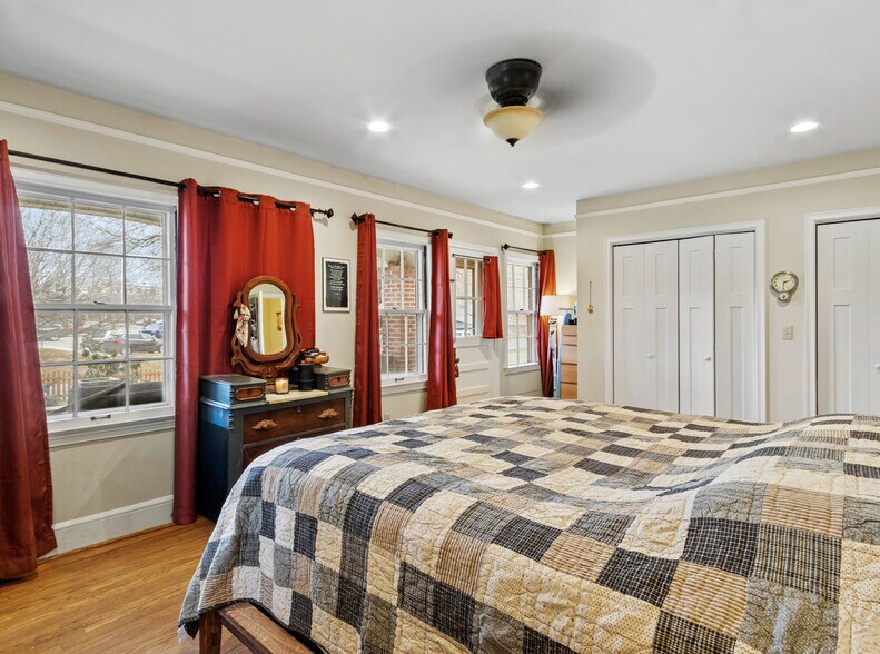 More Photos Of 506 W Main St, Burnsville Freestanding For Sale