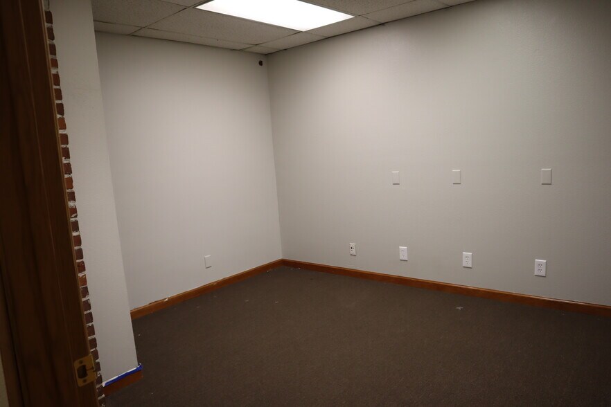 More Photos Of 100 E 19th St, Vancouver General Retail For Lease