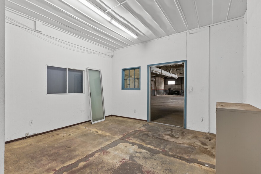 More Photos Of 440 Riverside Ave, Roseville Auto Dealership For Lease