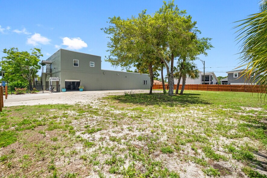 More Photos Of 2447 5th Ave S, Saint Petersburg Service For Lease