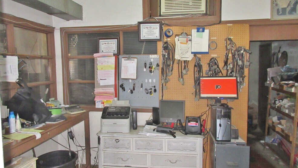 More Photos Of 1622-1628 W Passyunk Ave, Philadelphia Auto Repair For Sale