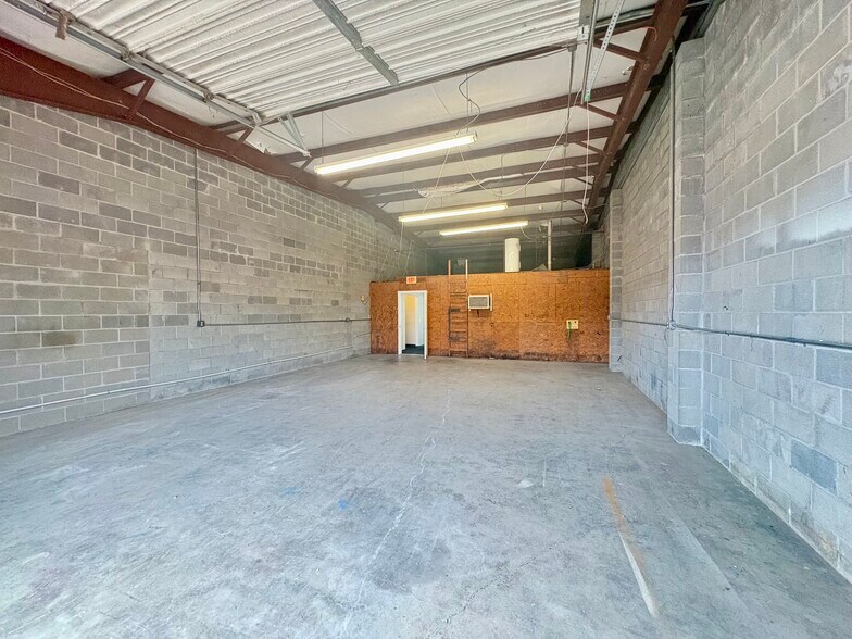 More Photos Of 5411 Brookglen Dr, Houston Warehouse For Lease