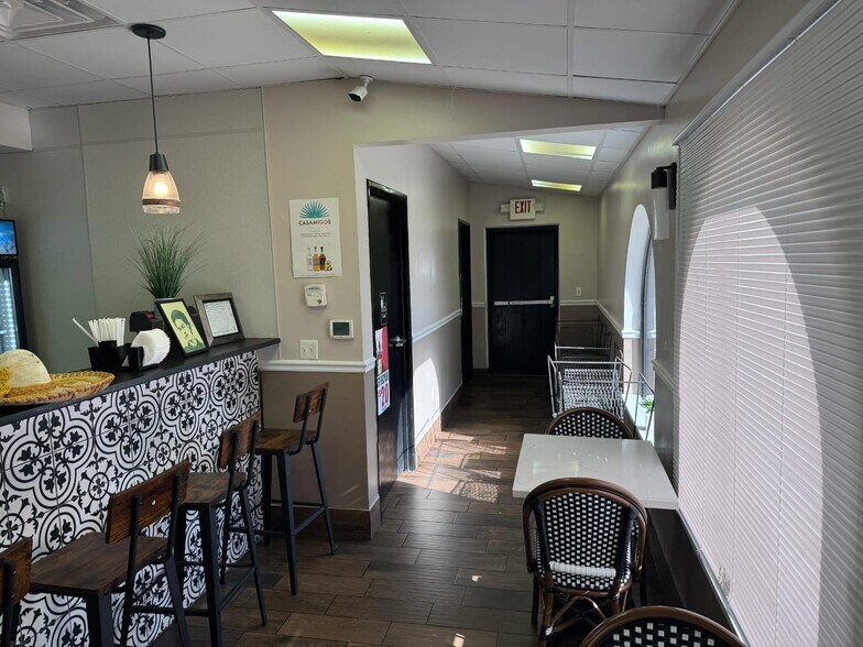 More Photos Of 1297 Fort St, Wyandotte Restaurant For Sale