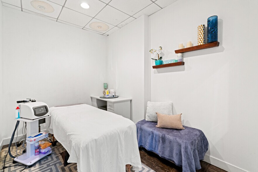 More Photos Of 1915-1917 N Damen Ave, Chicago Storefront For Sale